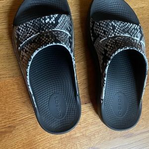 Oofos size 6 snake skin slide on recovery sandals.
